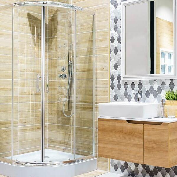 Dusche neben Waschbeckenunterschrank aus Holz unter weißem Waschbecken