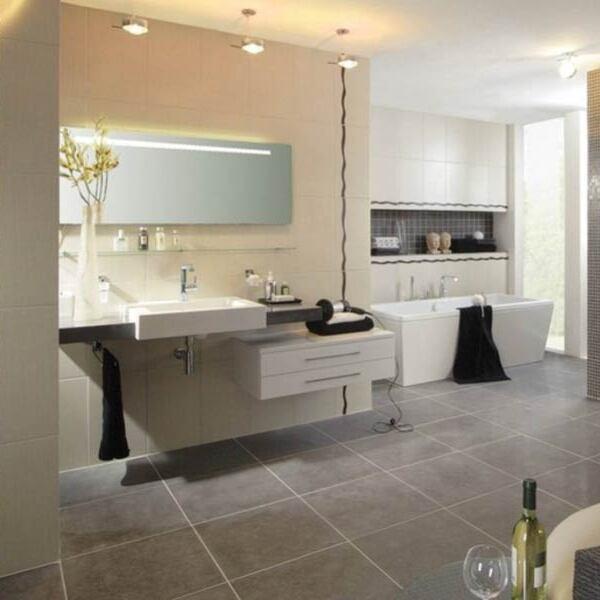 Impression eines geräumigen Badezimmers