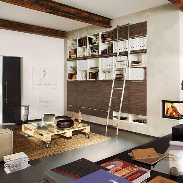 Impression eines Wohnzimmers mit einem Wandschrank an dem eine Leiter lehnt