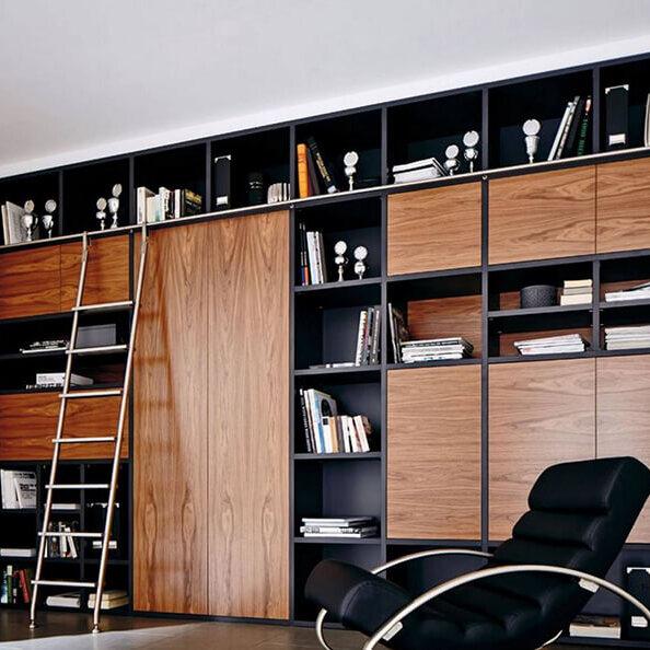 Blick auf einen Wandschrank mit vielen Fächern und Schubladen