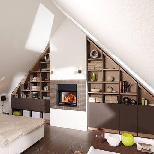 Blick auf einen Dachschrägenschrank der durch einen Kamin getrennt wird