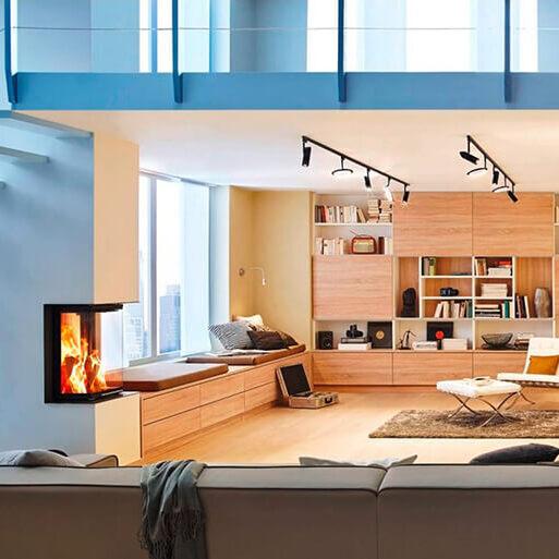 Impression eines geräumigen Wohnzimmers mit einem Kamin und einer Schrankwand