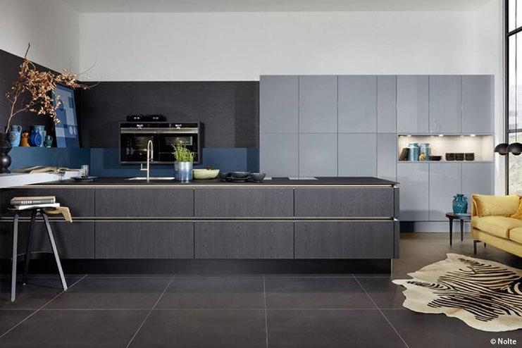 Küche nach Maß Impression einer Küche mit brauner Holzverkleidung