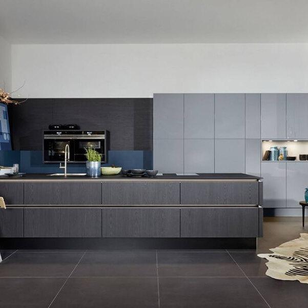 Küche nach Maß Impression einer Küche mit brauner Holzverkleidung