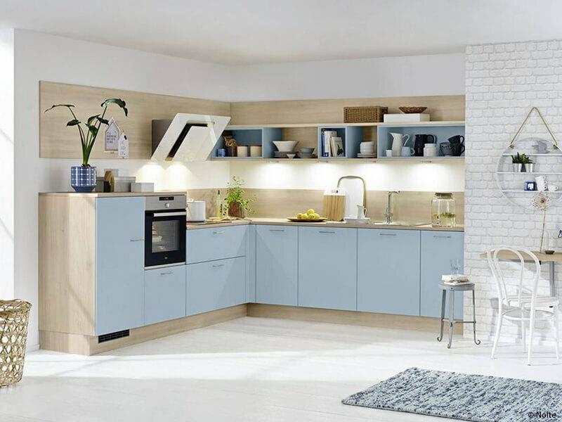 Impression einer offenen maßgefertigten Küche mit Holzelementen