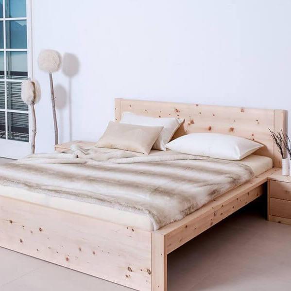 Braunes Doppelbett aus Holz