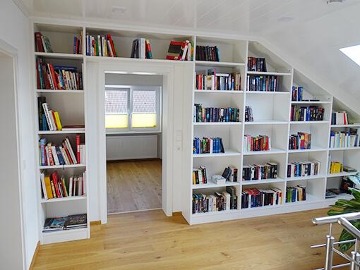 Einbauschrank unter einer Dachschräge mit einem Durchgang