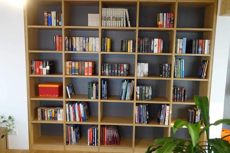 Brauner Einbauschrank aus Holz mit vielen Fächern für Stauraum