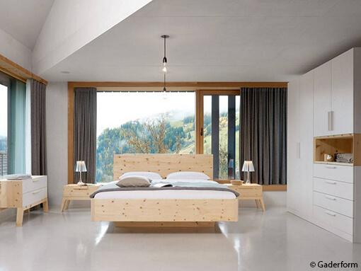 Geräumiges Schlafzimmer Impression eines geräumigen Schlafzimmers mit einem Holzbett