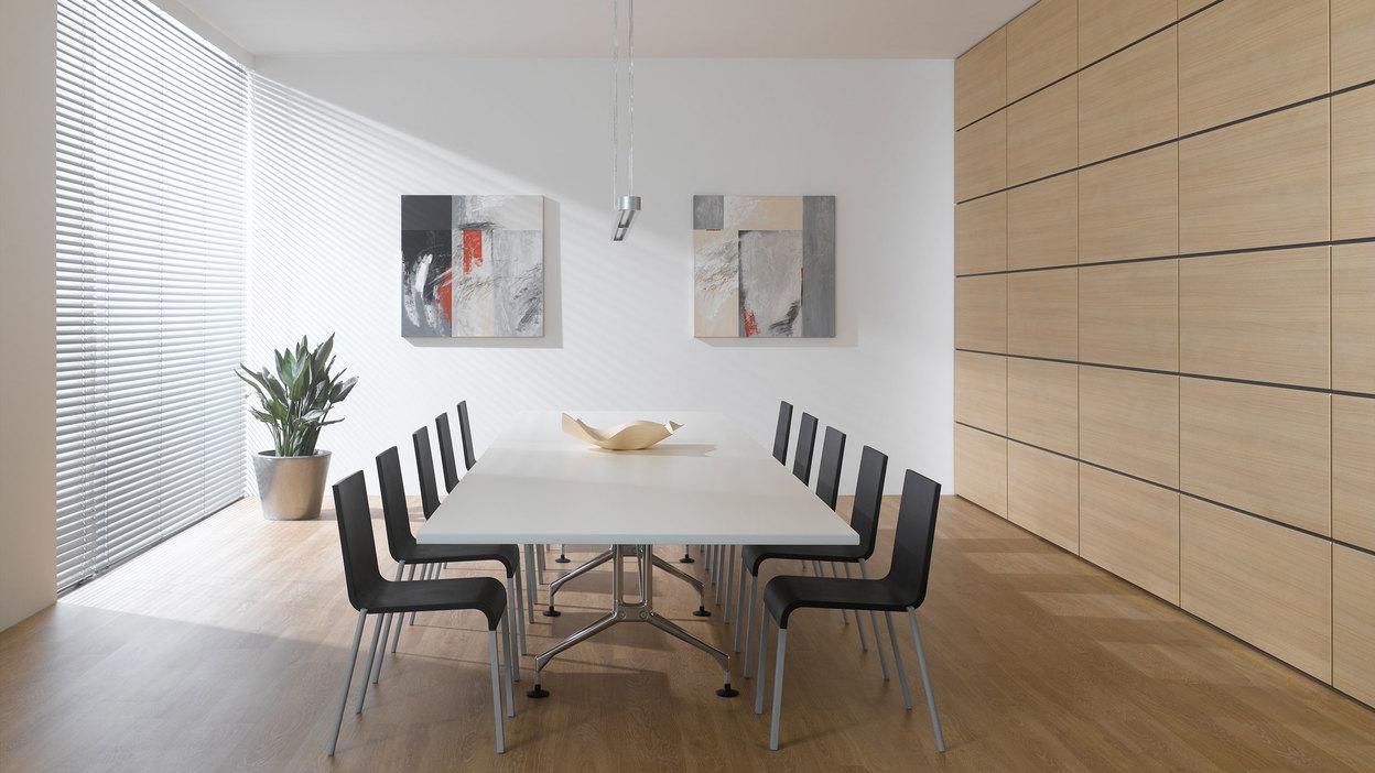 Impression eines Konferenzraumes im Hotel mit Einbauschrank aus Massivholz und weißem Konferenztisch