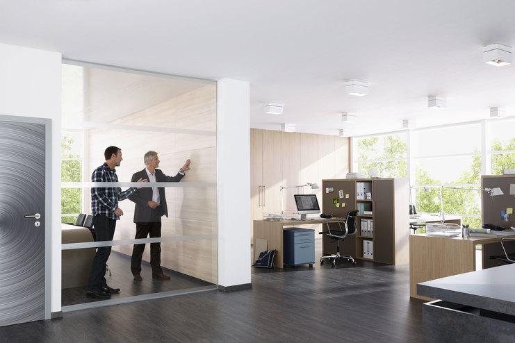 Impression eines Büros mit abgeschlossenem Raum. Impression eines Büros mit abgeschlossenem Raum mit Glaswand und offener Bürogestaltung.