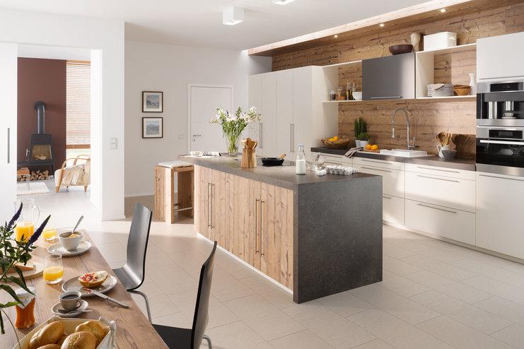 Impressionen eines Küchenstudios Impressionen einer Küche mit Esszimmer mit hellen Holzmöbeln und dunklen und weißen Fronten im Kontrast