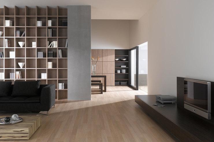 Offene Wohnraumimpression mit Einbauregal in Trennwand Offene Wohnraumimpression mit Einbauregal für Bücher und Dekoration in Trennwand mit hellem Holzboden