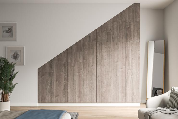 Rustikaler, maßgefertigter Schrank in Holzoptik passt sich perfekt der Dachschräge an, optimale Raumnutzung.